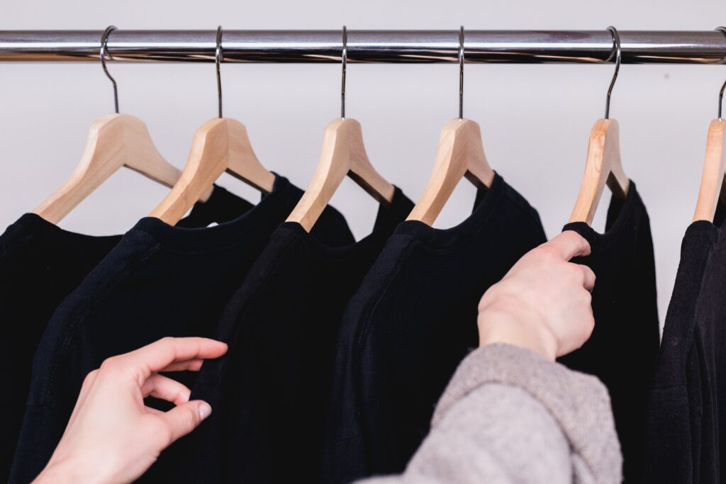 STEP3：捨てる服を選ぶ。迷ったら「保留ボックス」に入れる